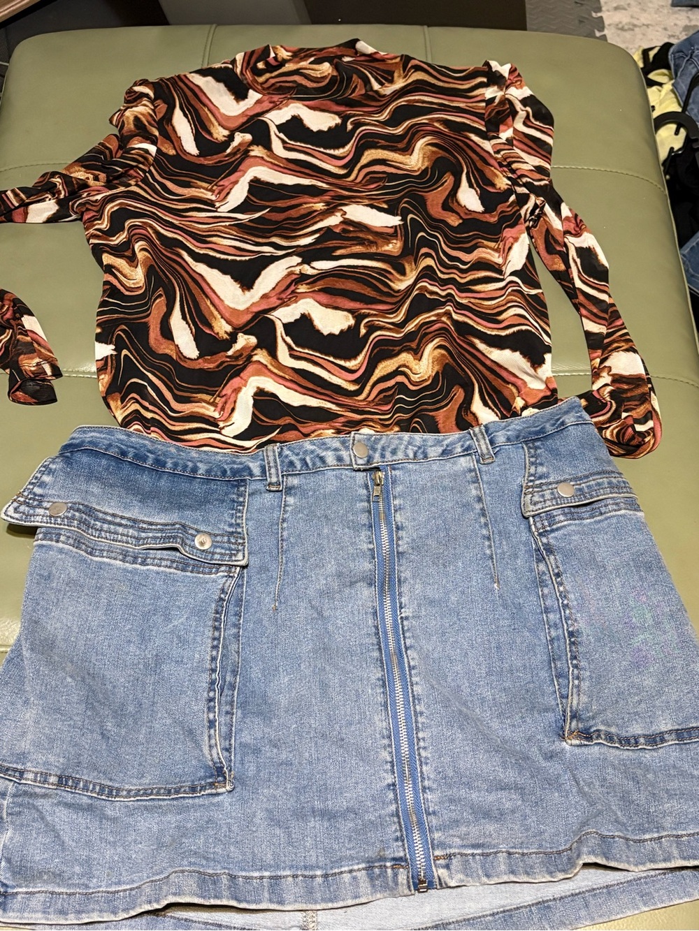 Bar III Black and Brown Floral-Print Top XL with Blue Denim Women's Skirt 16W